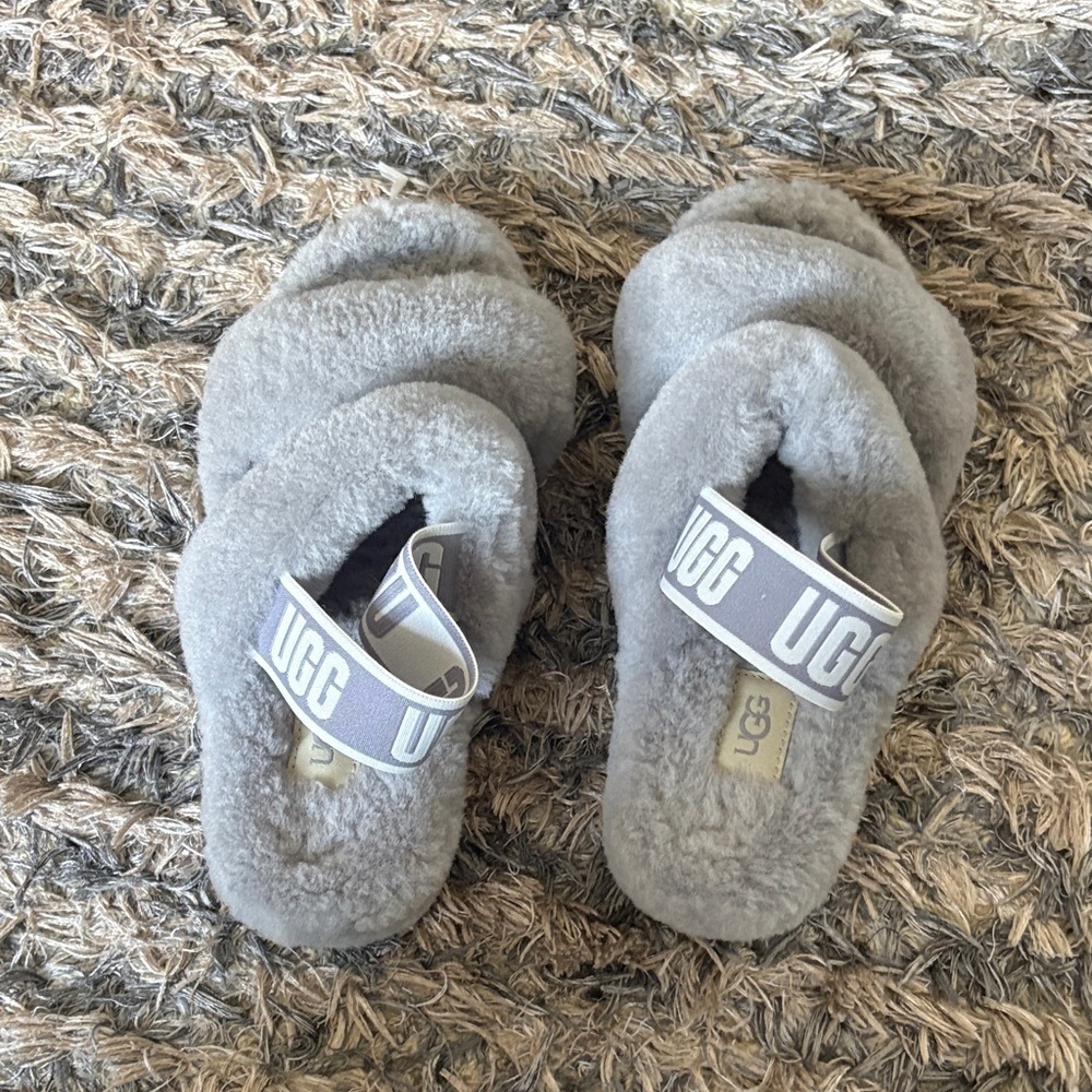 NWOT ! UGG Women Size 6 Fluffy Slippers - Picture 3 of 8